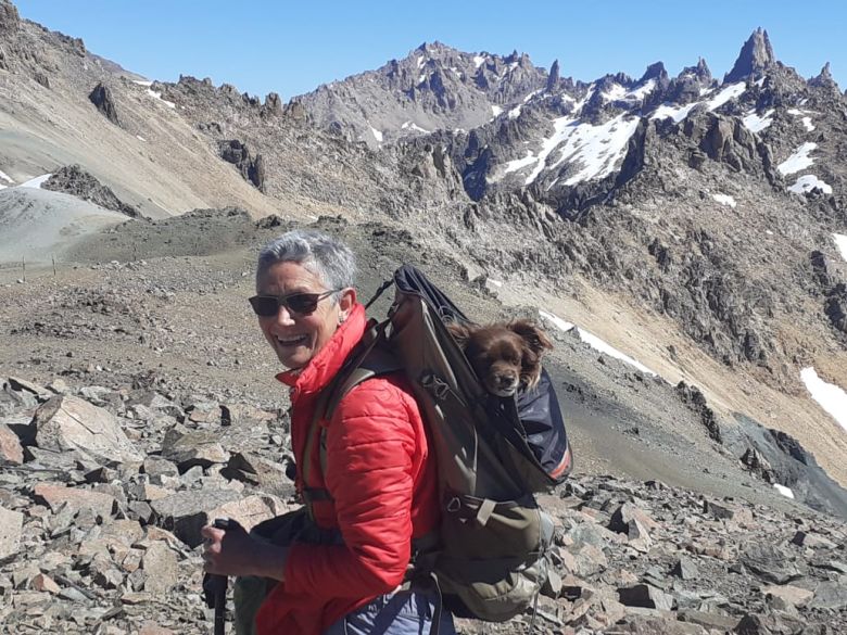 Una riocuartense con una vida de ensueños entre la montaña, las plantas y su perra “Chocolina”