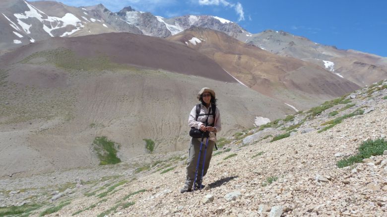 Una riocuartense con una vida de ensueños entre la montaña, las plantas y su perra “Chocolina”