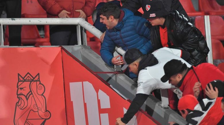 Once hinchas detenidos y seis policías heridos por los incidentes en Independiente