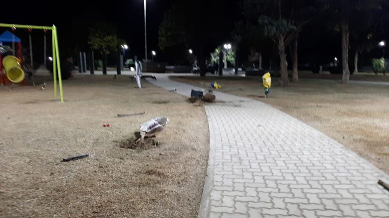 Un sujeto descontrolado destruyó la plaza de Italó con su auto   