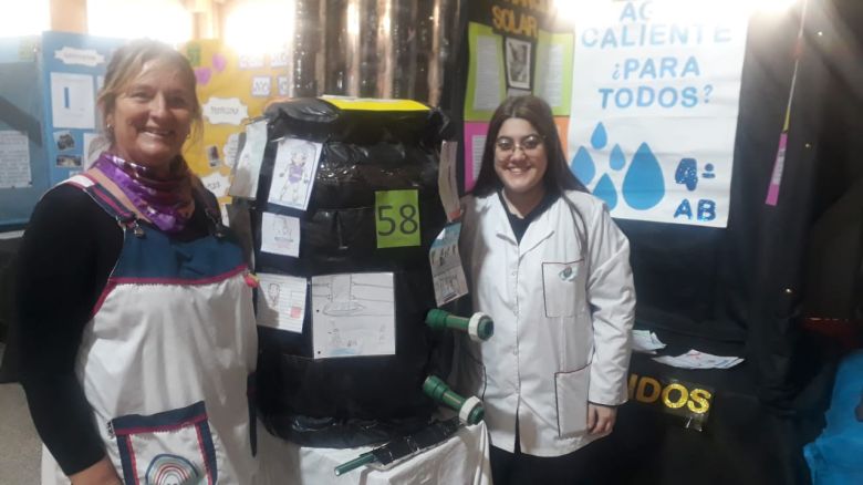 Un termotanque solar realizado con elementos reciclados se destacó en la feria de las ciencias