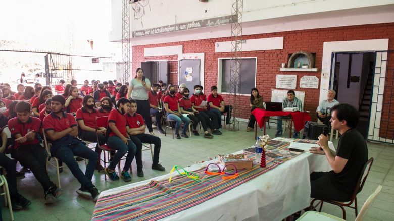 Fascina a estudiantes y docentes con sus novelas repletas de leyendas santiagueñas