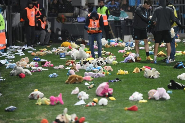 Lluvia de peluches en el Julio Villagra de barrio Alberdi