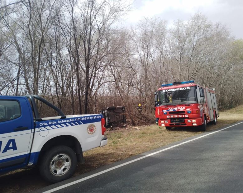 Un auto despistó y volcó en ruta 30