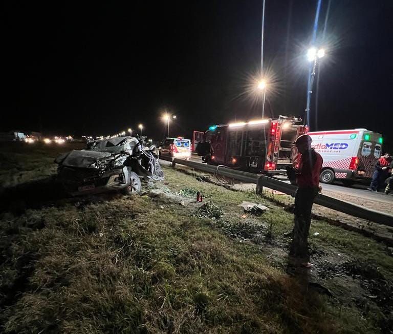 Una camioneta despistó frente al lago Villa Dálcar y chocó contra un guardarrail 