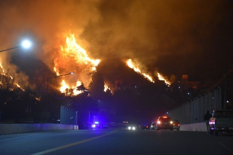 Bomberos combaten las llamas frente al Hotel Internacional del Potrero y en El Volcán