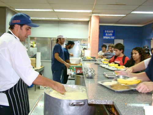 Para los trabajadores, se duplicó el precio del menú universitario