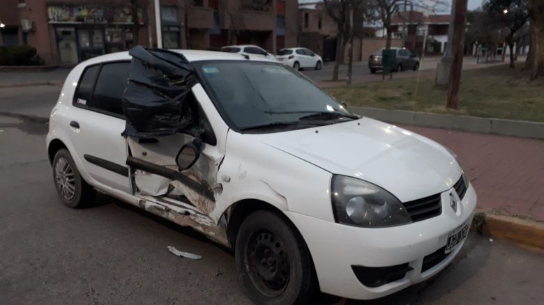 Dos autos chocaron frente a la Plaza Mariano Moreno