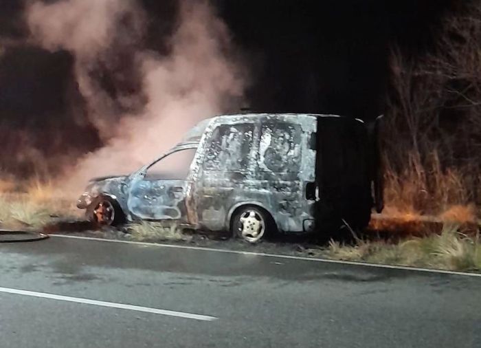 Se incendió completamente un utilitario entre Sampacho y Achiras 