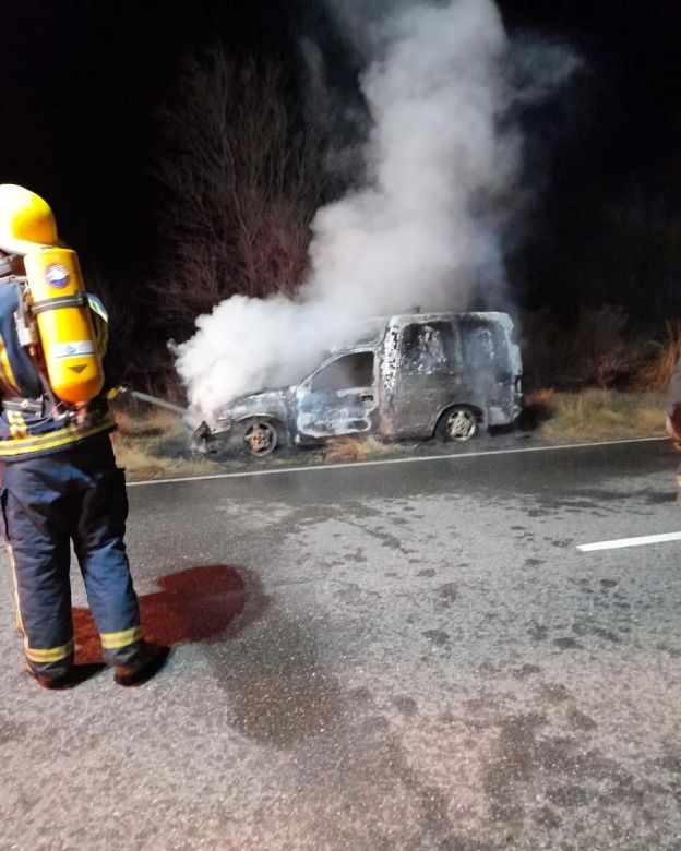 Se incendió completamente un utilitario entre Sampacho y Achiras 