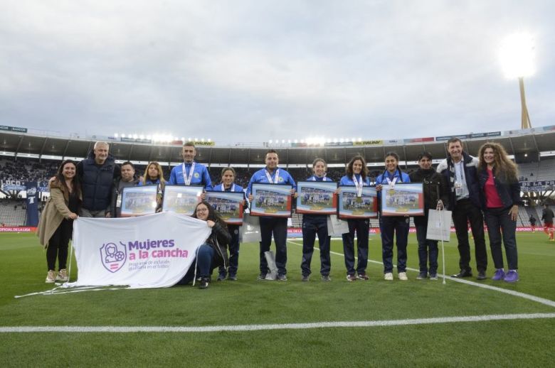 "Murciélagas": la Provincia homenajeó a las cordobesas campeonas del mundo