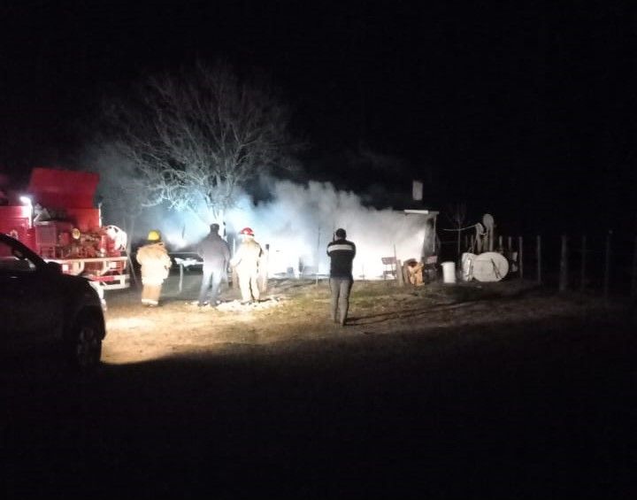 Se incendió completamente una vivienda en la zona rural de Rancúl 