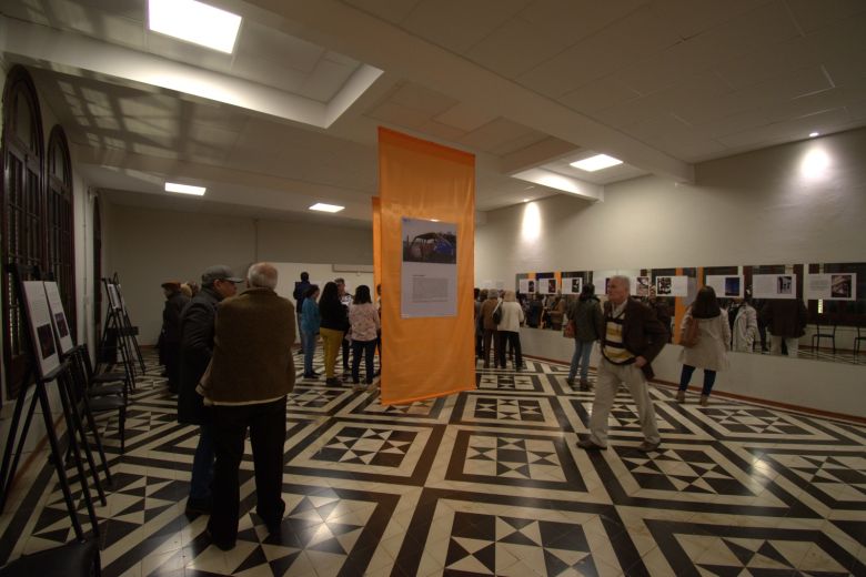 Miradas que cuentan, una muestra de vecinos de Sampacho a beneficio del Cine Teatro Marconi