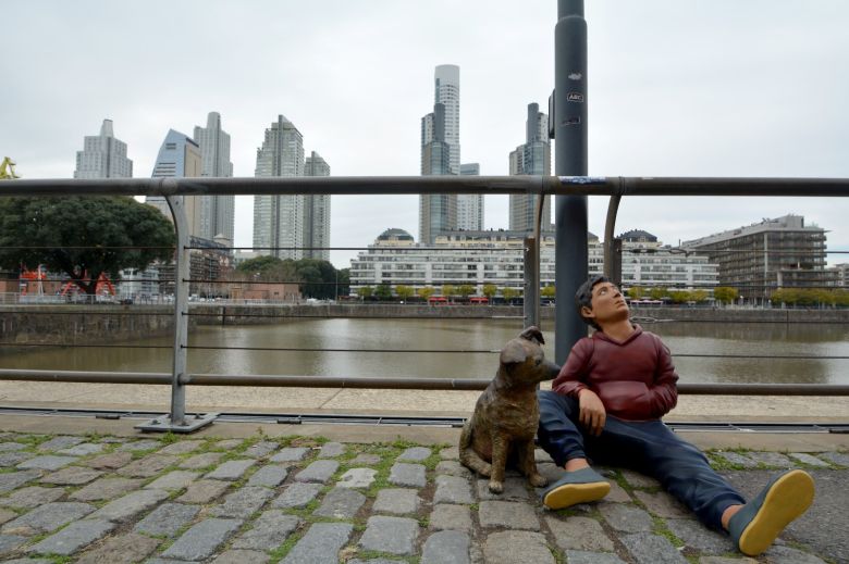 Esculturas de un artista chileno causan impacto en Buenos Aires 