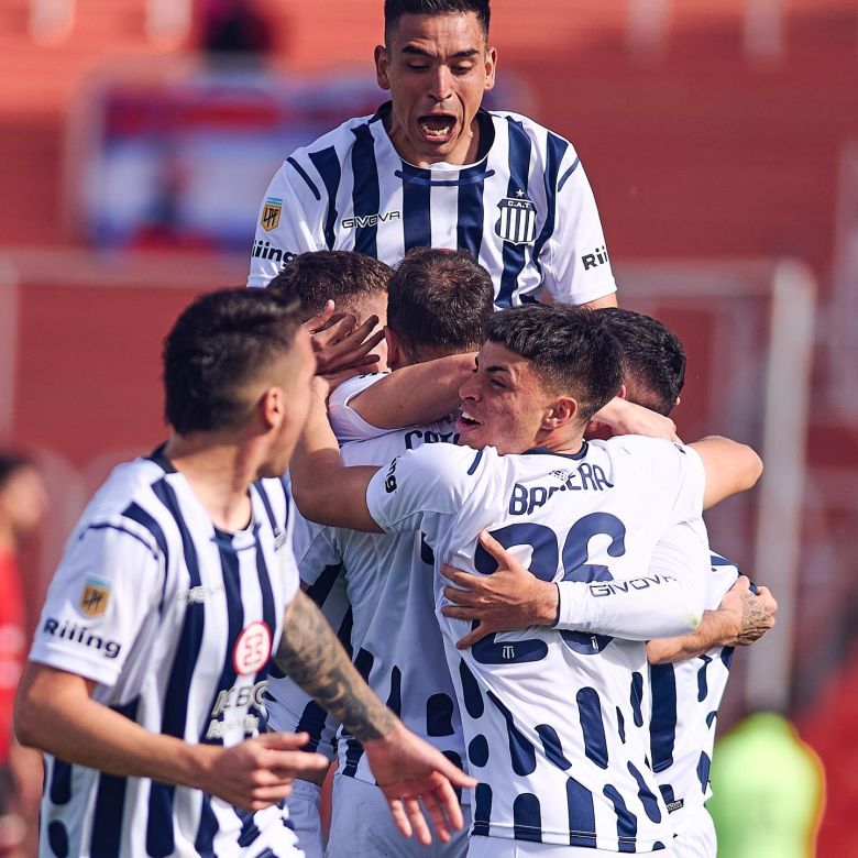 Talleres venció a Colón y sigue en carrera