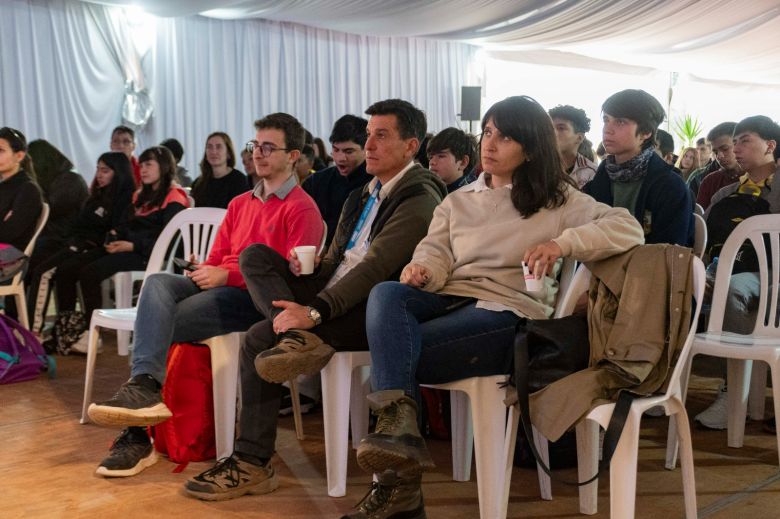 Muchos jóvenes fueron parte de la disertación sobre la economía del conocimiento 