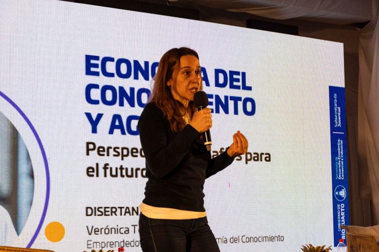 Muchos jóvenes fueron parte de la disertación sobre la economía del conocimiento 