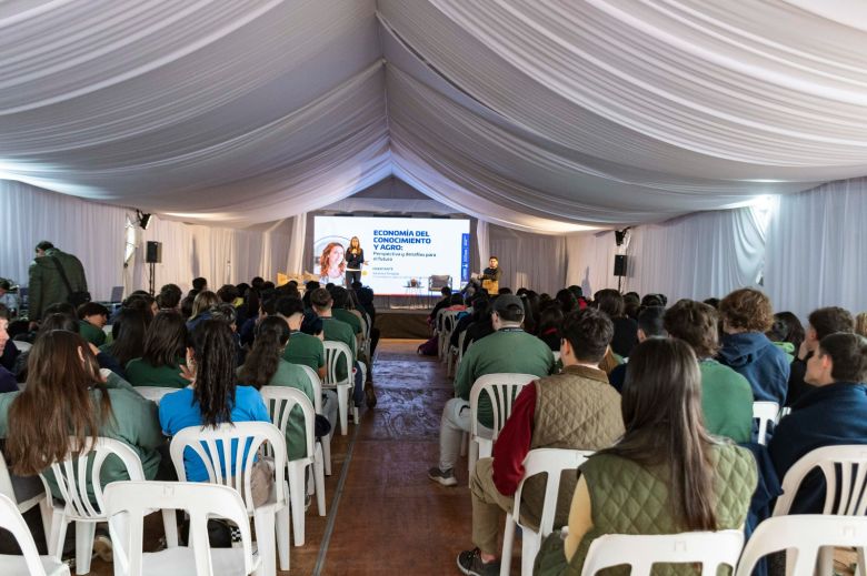 Muchos jóvenes fueron parte de la disertación sobre la economía del conocimiento 