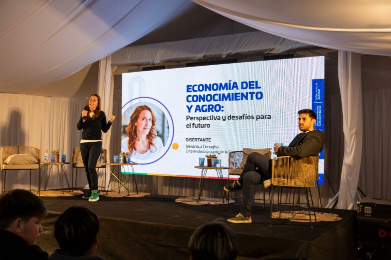 Muchos jóvenes fueron parte de la disertación sobre la economía del conocimiento 