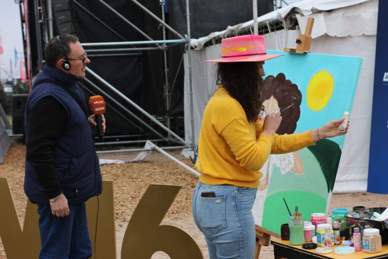 La Felicidad Engorda pintó un cuadro en el stand de LV16