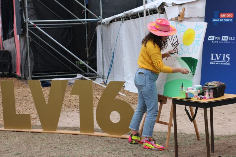 La Felicidad Engorda pintó un cuadro en el stand de LV16