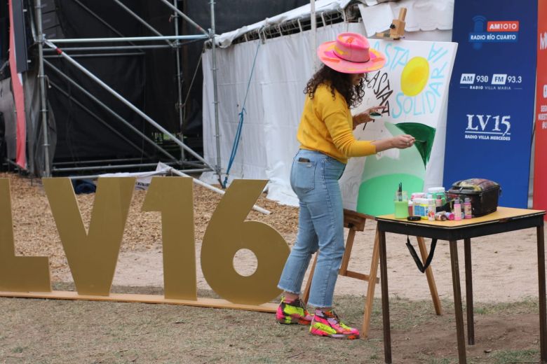 La Felicidad Engorda pintó un cuadro en el stand de LV16