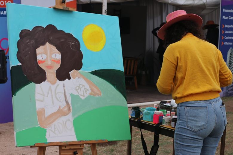 La Felicidad Engorda pintó un cuadro en el stand de LV16