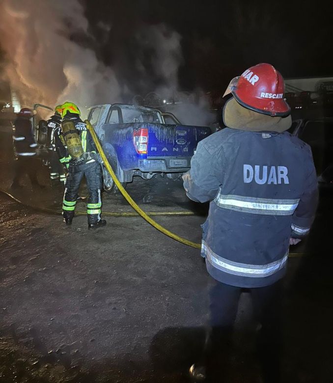 6 autos se incendiaron en un depósito de autopartes