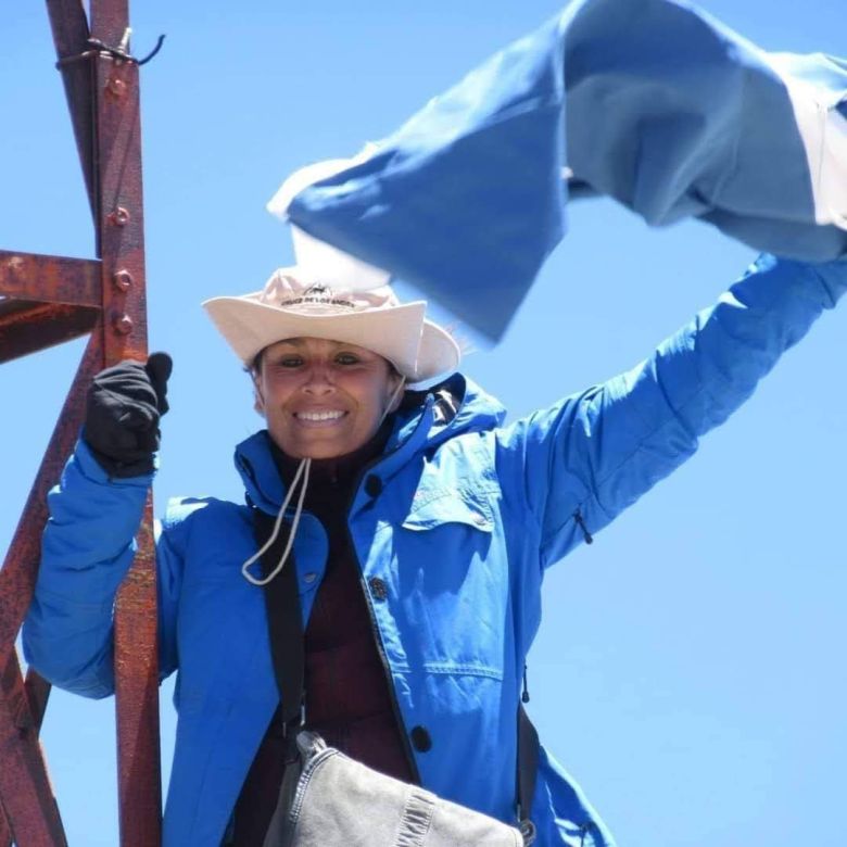 Una maestra argentina se convirtió en la primera mujer en cruzar seis veces los Andes