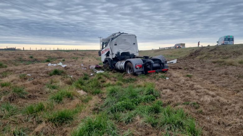 Un camión despistó y volcó en ruta 7