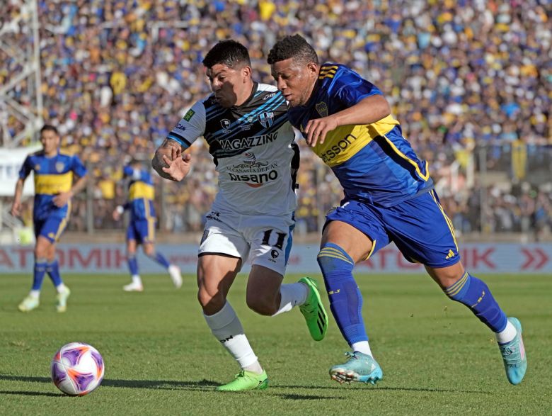 Boca sufrió, pero eliminó a Almagro