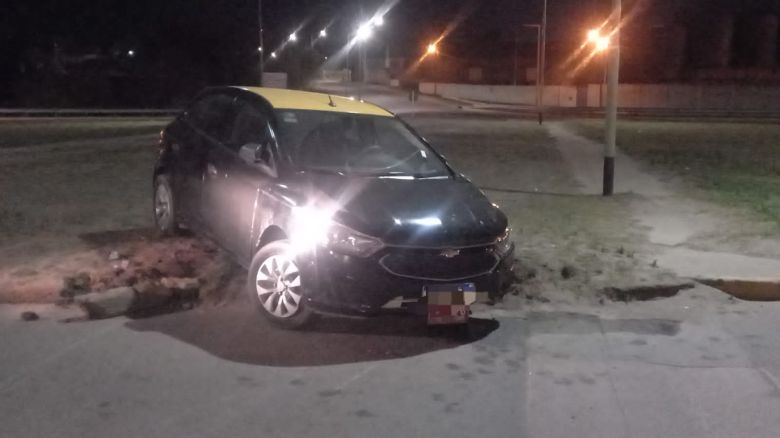 Un taxi chocó contra la rotonda de ingreso sur del puente Abella 