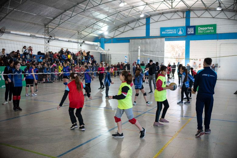 Más de 800 personas presenciaron el sexto encuentro de mini vóley en el Polideportivo N°2