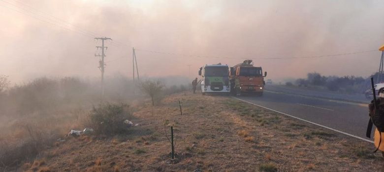 Temporal de viento: Incendios, aviones hidrantes y cortes de rutas 