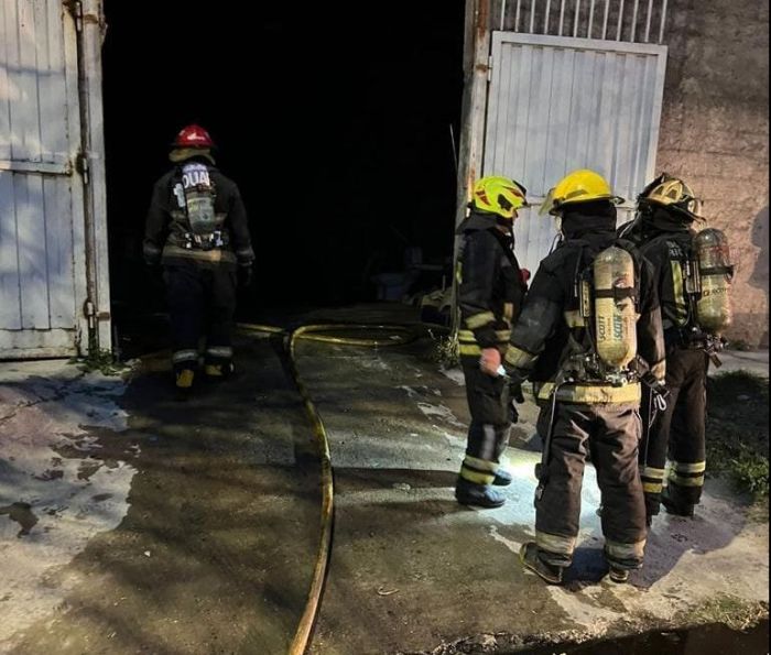 Dos dotaciones de bomberos combatieron un incendio en una oficina en el sur de la ciudad