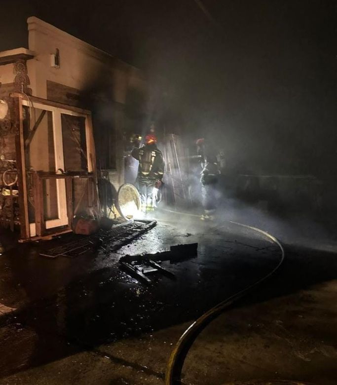 Dos dotaciones de bomberos combatieron un incendio en una oficina en el sur de la ciudad