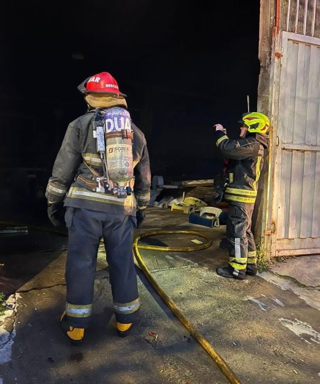 Dos dotaciones de bomberos combatieron un incendio en una oficina en el sur de la ciudad