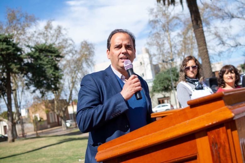 Llamosas encabezó un emotivo acto para homenajear a los maestros y maestras