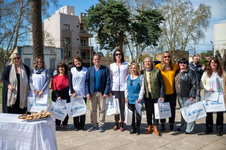 Llamosas encabezó un emotivo acto para homenajear a los maestros y maestras