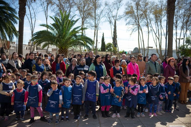 Llamosas encabezó un emotivo acto para homenajear a los maestros y maestras