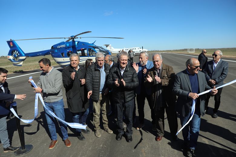 Schiaretti inauguró la pavimentación de la pista aérea de Huinca Renancó