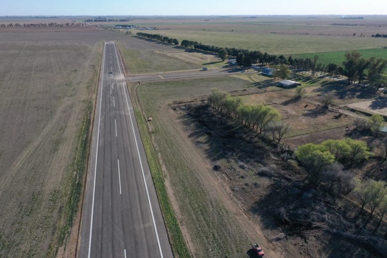 Schiaretti inauguró la pavimentación de la pista aérea de Huinca Renancó