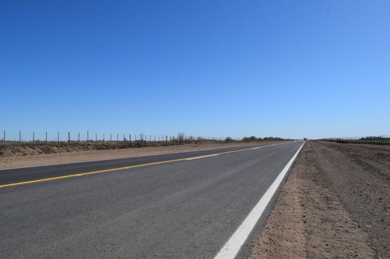 Schiaretti inauguró la pavimentación de la pista aérea de Huinca Renancó