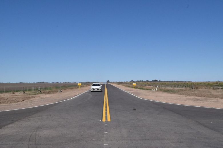 Schiaretti inauguró la pavimentación de la pista aérea de Huinca Renancó