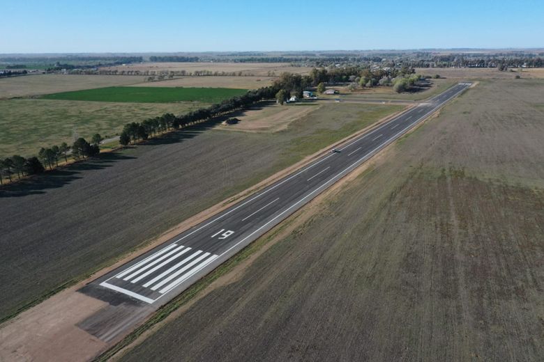 Schiaretti inauguró la pavimentación de la pista aérea de Huinca Renancó