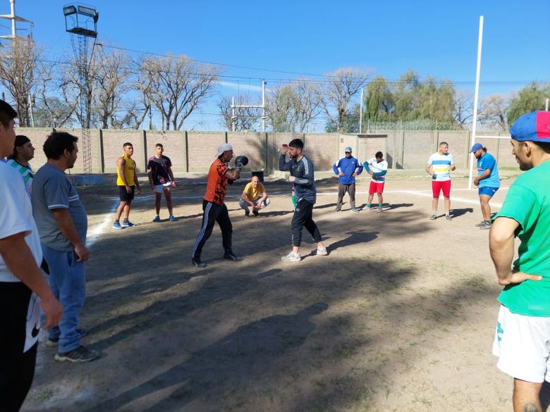 Tras tocar fondo, logró salir de las drogas y fundó una escuela de boxeo