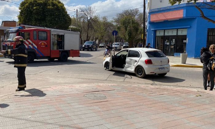 Un automovilista resultó con lesiones en un accidente entre dos vehículos 