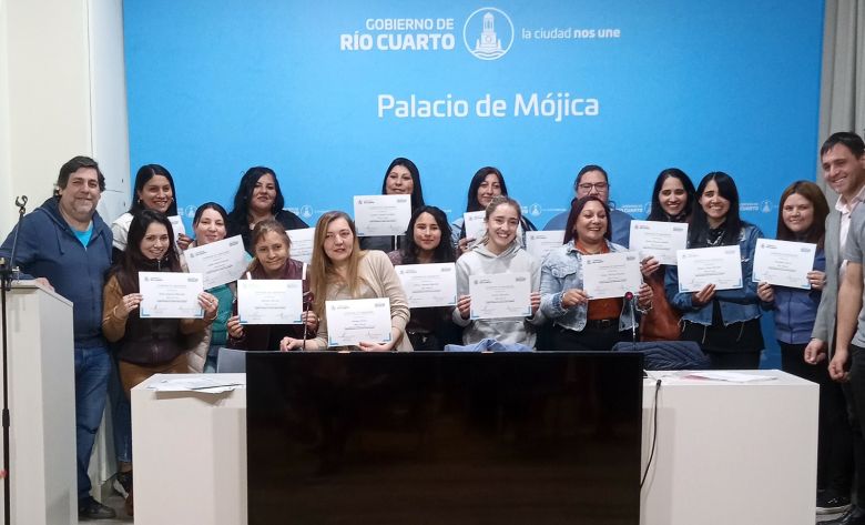 Más de 25 mujeres recibieron su certificado por haber participado del curso de mecánica de motos 