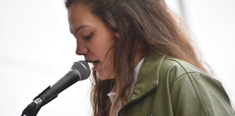 “No nos culpen a los jóvenes por un país pintado de violeta”: quién es y qué piensa la chica de 22 años que pateó el tablero en una expo rural