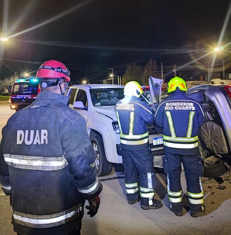 4 personas lesionadas a causa del impacto de un auto y una camioneta 